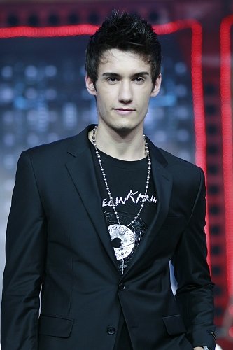 求蘑菇头身后的男人详细资料