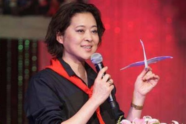 60岁倪萍模仿当红少女组合跳舞,是想炒作还是真的想跳舞了?