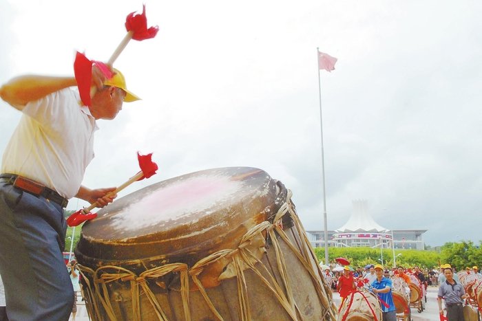 广西南宁千名学生跳扁担舞，“三月三”这一天还有哪些风俗习惯？