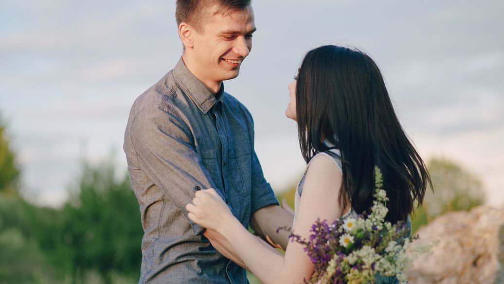 当你的前女友与现女友相见的时候,你会怎么做?