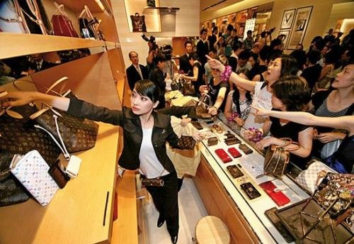 韩国青年排队抢购奢侈品,为什么奢侈品受年轻人疯抢?