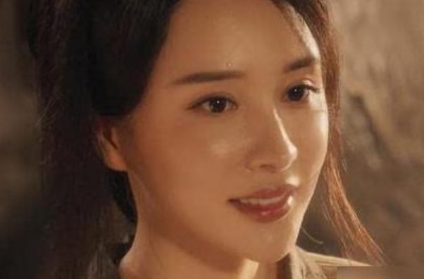 潘长江直播磕头为女网红求关注,两人之间是何关系?