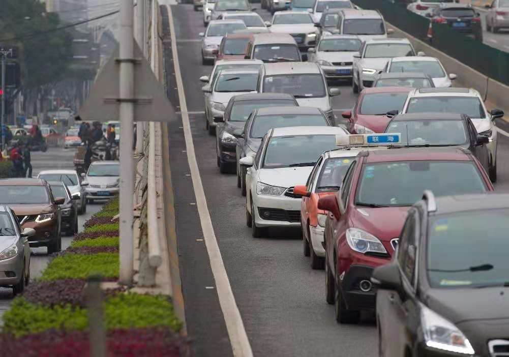 郑州将再遭强降雨侵袭,市民连夜将车停满高架,此举是否违规?