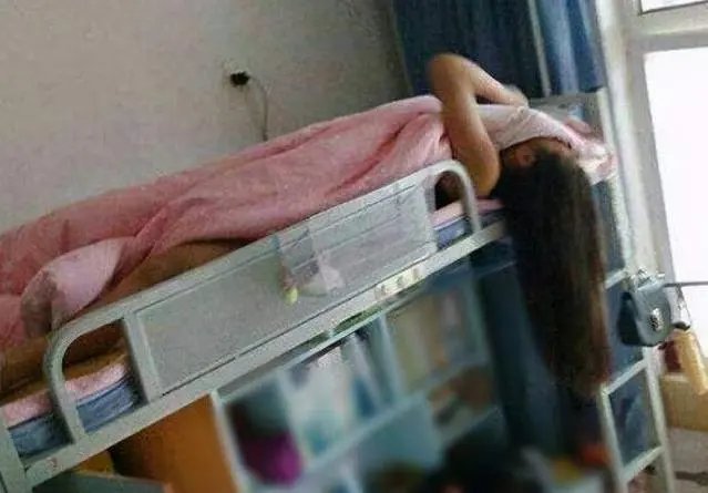 河南大学女生一觉睡醒后发现宿舍只剩自己一人，当时她是什么感受？
