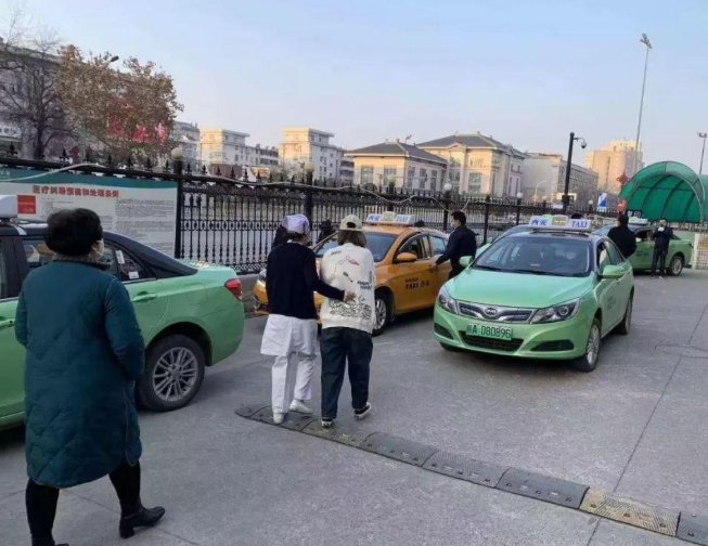 西安“的哥猝死仍被贴罚单”,3名警务人员被处理,他们需要承担什么责任?