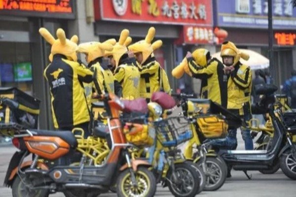 代表建议强制平台为外卖小哥买意外险,你怎么看?