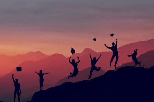 愿你三冬暖，愿你春不寒，愿你天黑有灯，下雨有伞，愿你路上有良人相伴。是什么意思