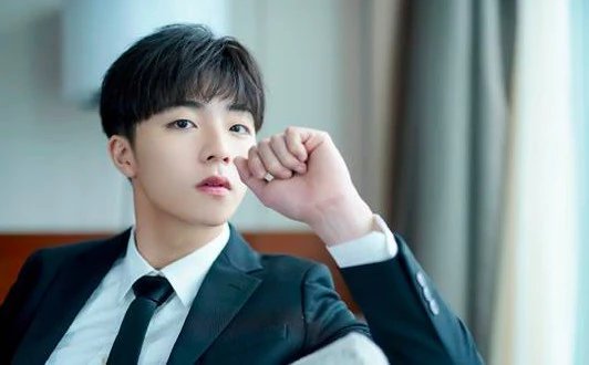 陈立农受伤坐轮椅现身机场，他究竟是因何受伤的？