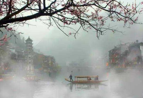 水光潋滟晴方好，山色空蒙雨亦奇描写的是什么地方的景