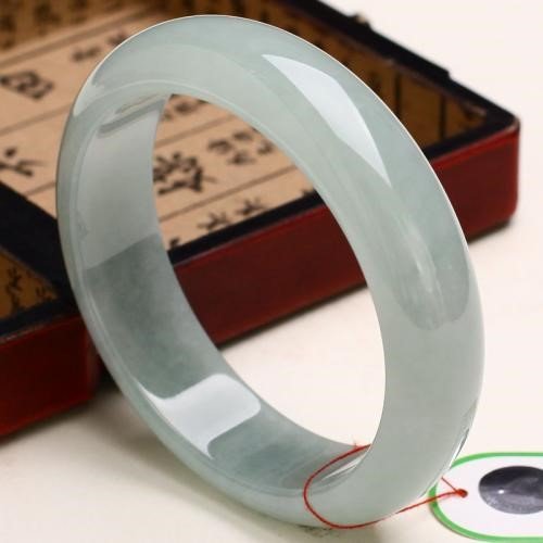 怎样分辨好的翡翠玉镯?