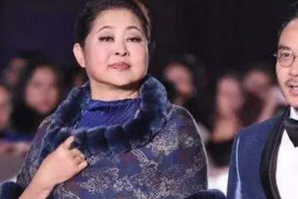 60岁倪萍模仿当红少女组合跳舞,是想炒作还是真的想跳舞了?