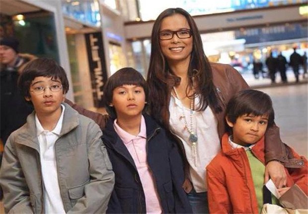 韦唯3个儿子闪亮登场《最美和声》,这些年来为何只有母子相依为命?