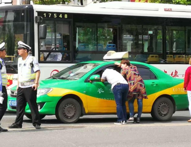 西安“的哥猝死仍被贴罚单”，3名警务人员被处理，他们需要承担什么责任？