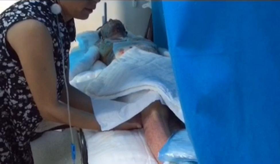 医院确认男生向女生泼的是硫酸,犯罪嫌疑人将面临怎样的处罚?