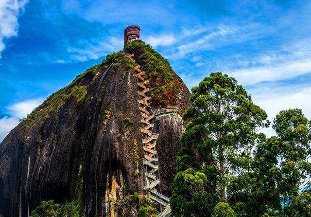 世界上三大毒品产地中哪一个不在亚洲?(