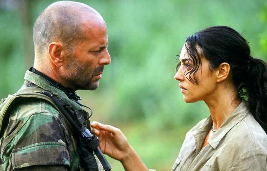 太阳之泪 这部电影是真实的根据尼日利亚当时的政局拍的吗?