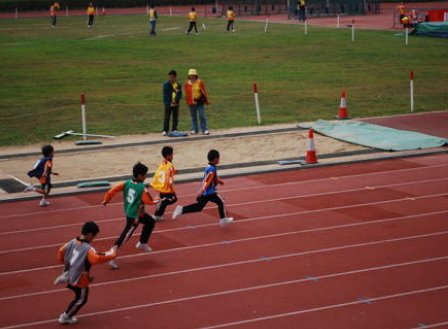 运动会稿件一百字左右致给100米的运动员的