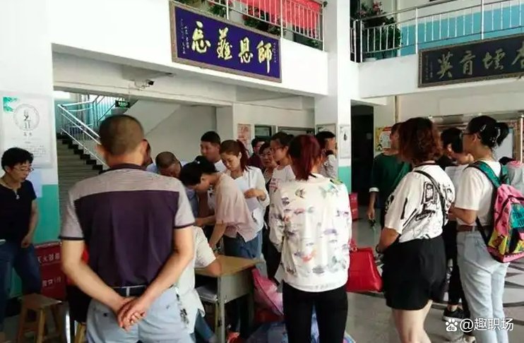 2022年高考放榜后，复读学校门口排起了长队，复读对应届生公平吗？