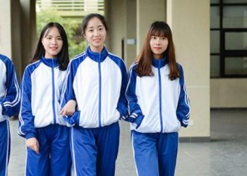 大学生上学时穿校服吗?