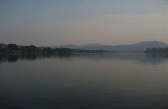 十里平湖霜满天寸寸青丝愁华年是什么意思？