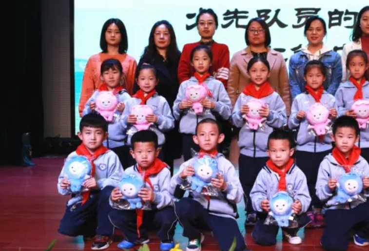 红领巾是少先队员的标志的正确表述是什么?