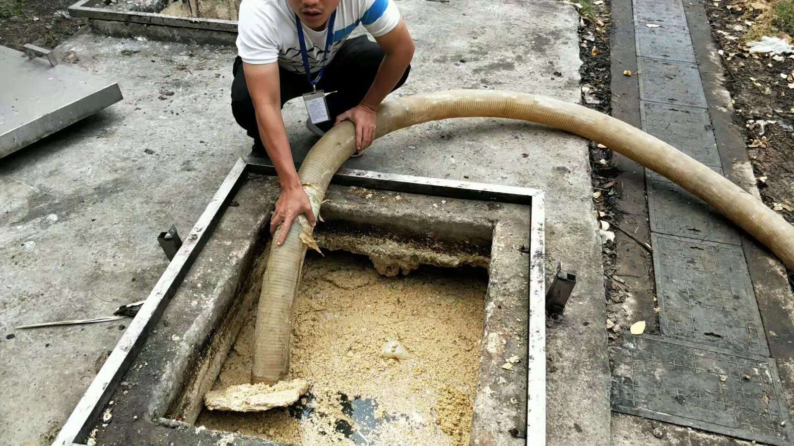 警方通报私闯一家四口在自家化粪池身亡，造成此事故的原因是什么？