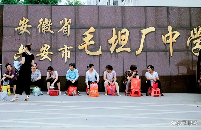 2022年高考放榜后，复读学校门口排起了长队，复读对应届生公平吗？