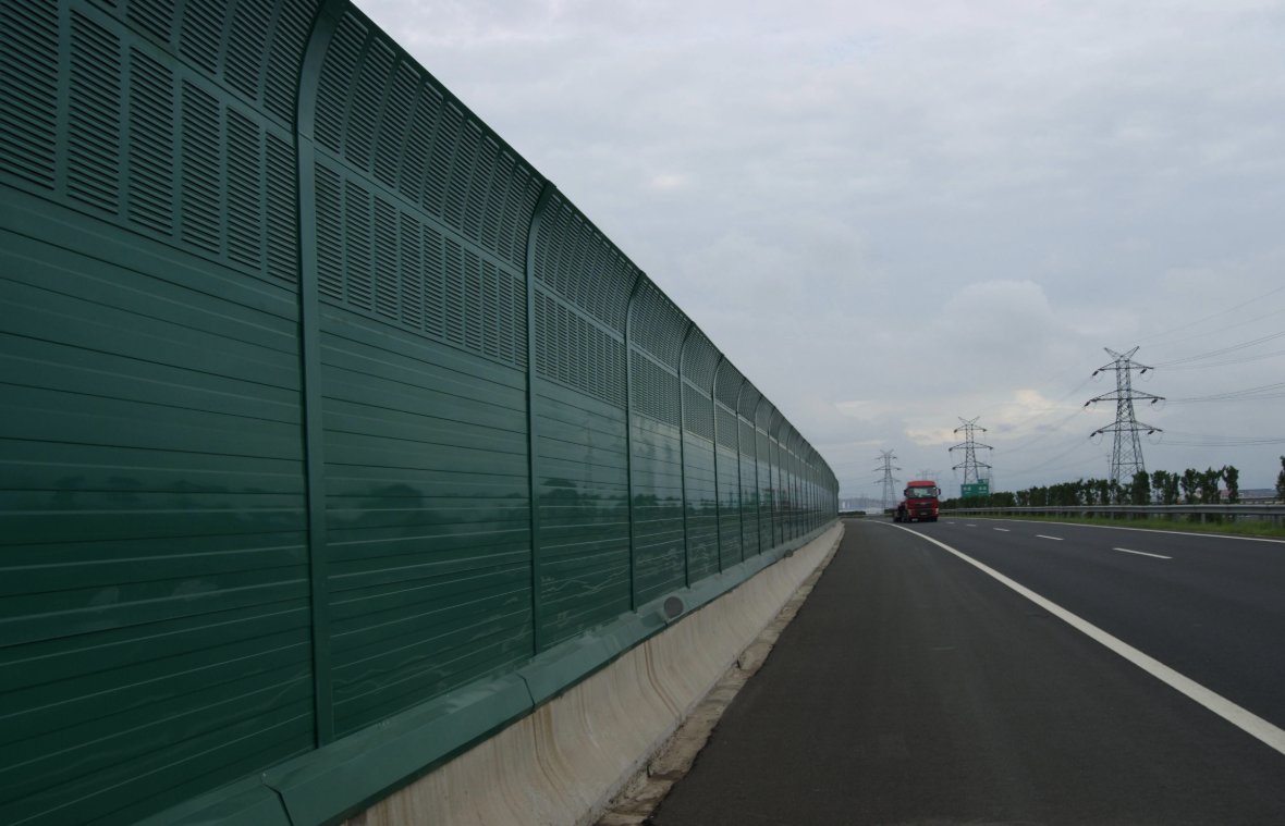 高速公路两边的隔音墙用的是什么材料 怎样起到隔音效果的