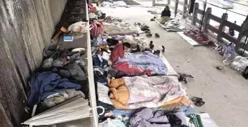 “进过方舱”的男子流浪街头，称自己为笑话！“阳过”为何成了“罪过”？