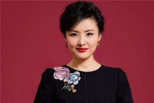 周涛素颜现身深圳被偶遇,你感觉素颜的她美吗?