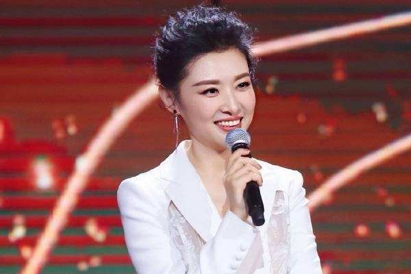 周涛素颜现身深圳被偶遇,你感觉素颜的她美吗?