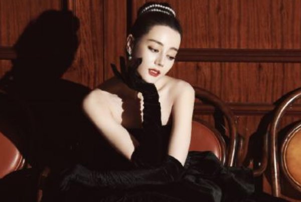 迪丽热巴新造型蝴蝶背上热搜,肩胛骨突出难道不是病态体型吗?