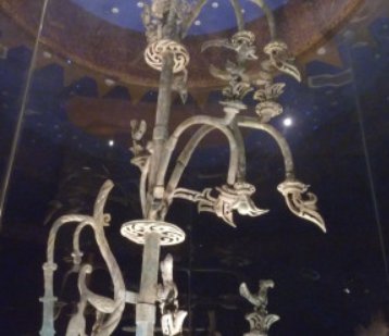 青铜神树修复后将第一时间展出，这件文物背后有怎样的历史？