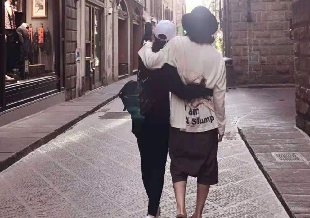 戚薇门牙破损迎来老公嘲笑,他们夫妻之间的感情怎么样?