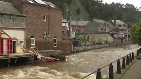 默克尔视察德国洪水灾区,灾区现场的情况是什么样的?