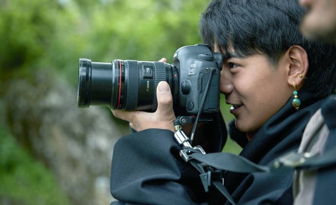 张继科晒和丁真合影,站姿凸显人品,两人的口碑如何?