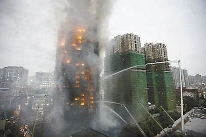 上海静安区一建筑工地起火,现场情况如何?