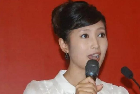 春妮高调秀恩爱，二婚幸福美满，她与前夫为何离婚？