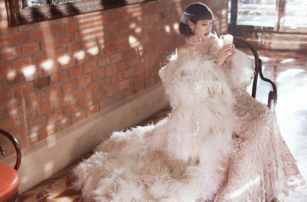 迪丽热巴新造型蝴蝶背上热搜,肩胛骨突出难道不是病态体型吗?