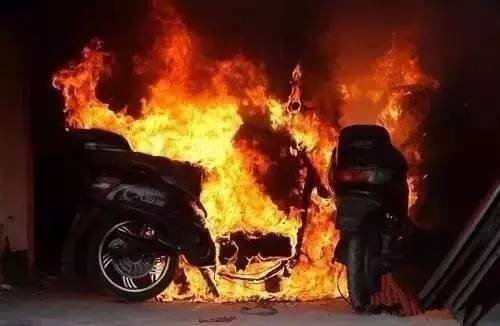 小区楼道内电动车起火致3死,电动车是怎么着火的?