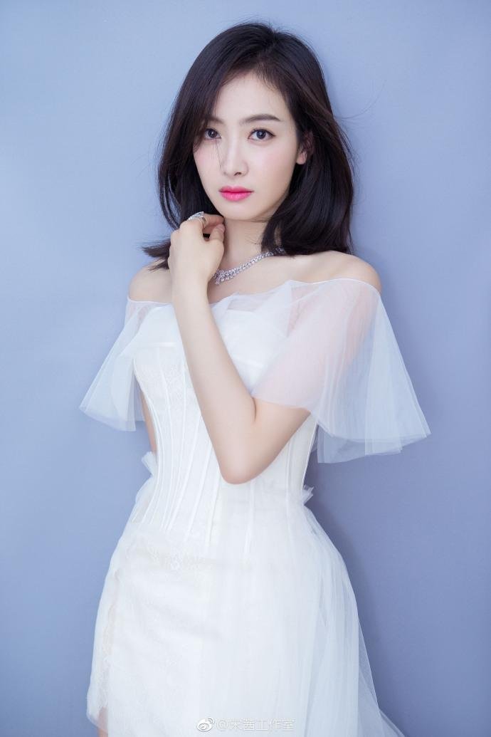 宋茜跪在地上和粉丝合影,出道12年她的口碑如何?