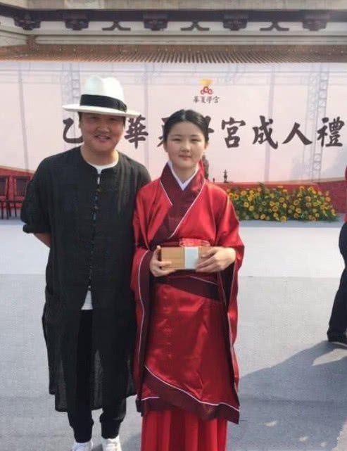 实地探访孙楠徐州新别墅，装修低调奢华，门口几个酒坛价值过万，你怎么看？