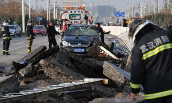 武汉一路面发生爆炸,这是什么原因造成的?