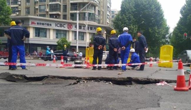 武汉一路面发生爆炸,这是什么原因造成的?