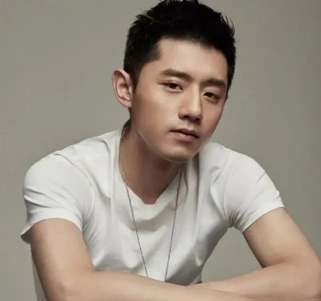 张继科晒和丁真合影,站姿凸显人品,两人的口碑如何?