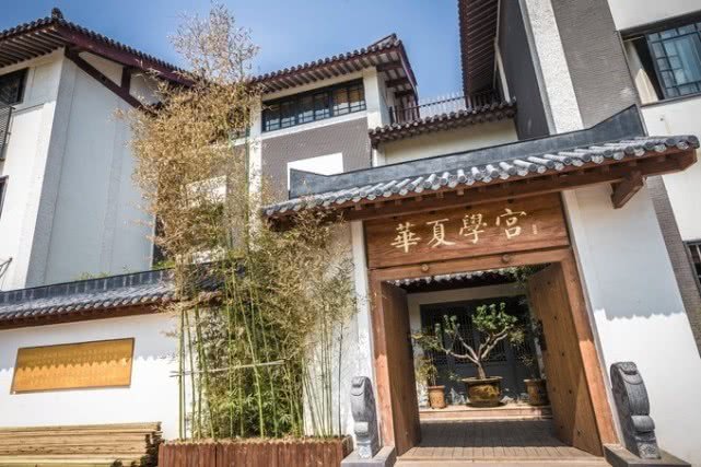 实地探访孙楠徐州新别墅，装修低调奢华，门口几个酒坛价值过万，你怎么看？