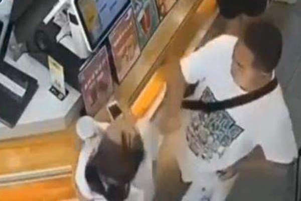 12岁女孩奶茶店内遭陌生男扇耳光,男子为何打人?
