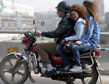 广西又现摩托车大军骑车返乡，骑摩托车可以上高速吗？