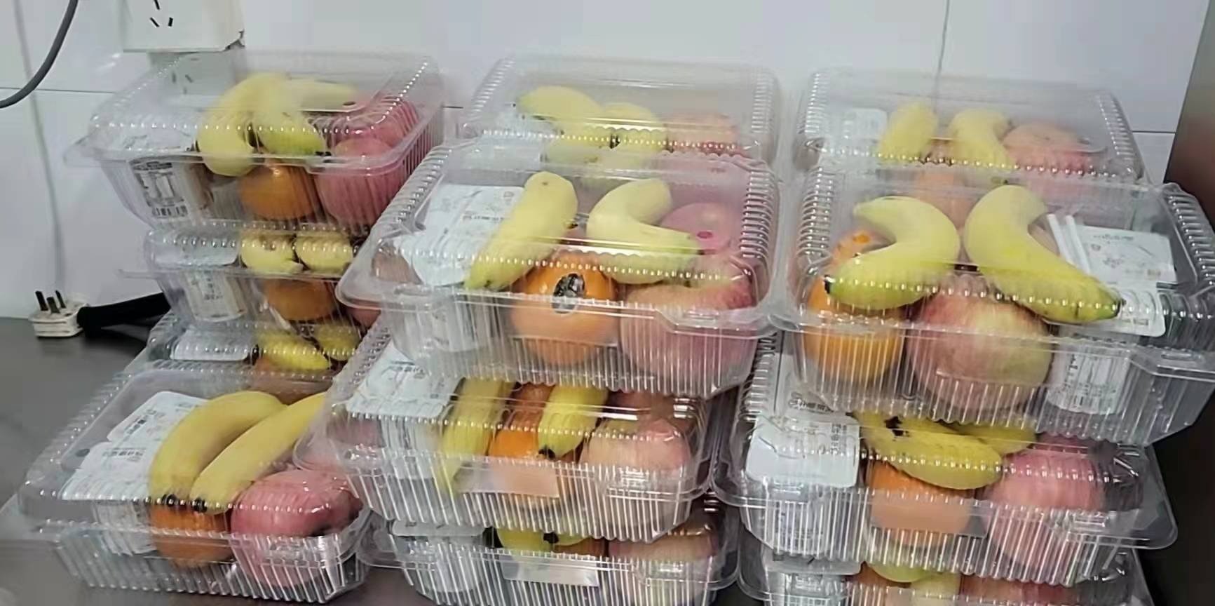 北京给被隔离幼儿园的孩子送冰墩墩,这些孩子们的饮食起居问题有保障吗?