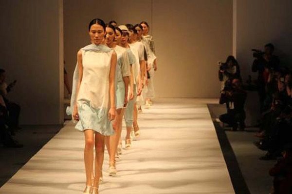 模特公司套路学生录音曝光,当模特对于女大学生诱惑为何这么大?